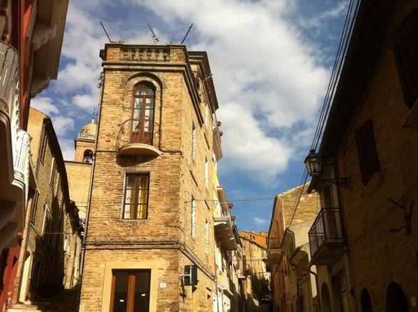 Παλιό κτίριο στο Μονσαμπόλο del tronto, επαρχία ascoli piceno — Φωτογραφία Αρχείου