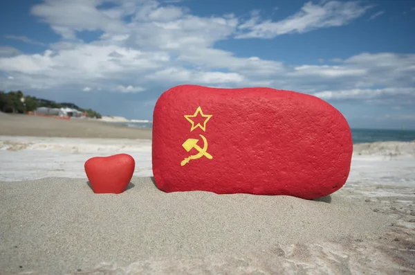 Piedra roja con el símbolo soviético hoz y martillo — Foto de Stock