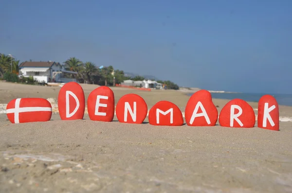 Souvenir van Denemarken op stenen over het zand — Stockfoto