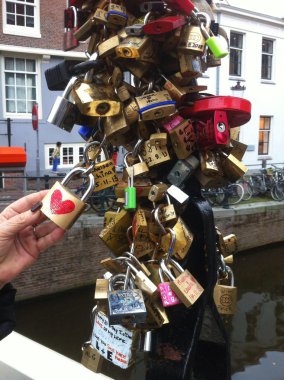 Hollanda'nın amsterdam merkez alan bir zincire kilitler love