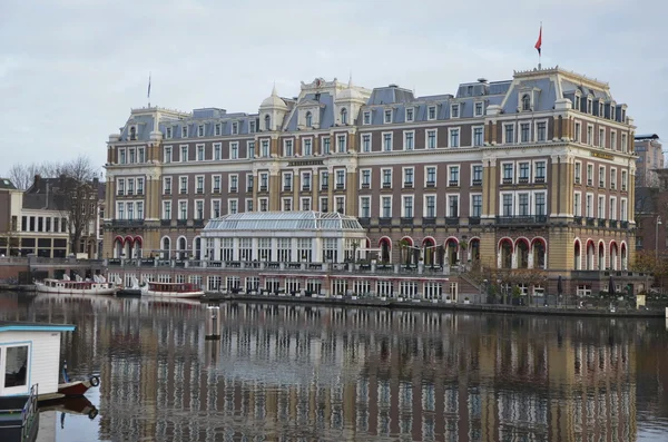 Krásná budova na kanále, amsterdam — Stock fotografie