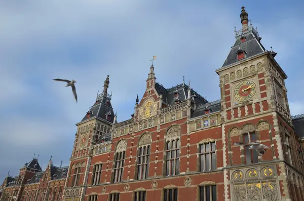 Amesterdão, edifício da estação central com gaivotas — Fotografia de Stock