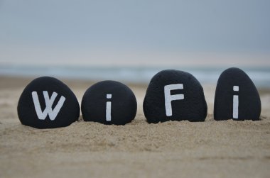 Wi fi kavramı üzerinde siyah taşlar