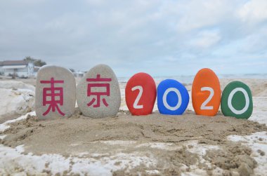 Tokyo 2020 renkli taşlar üzerinde