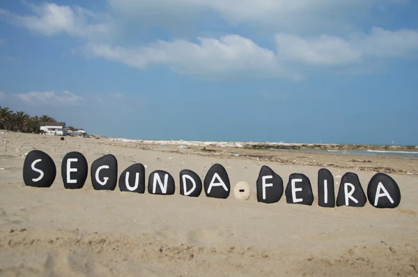 Lunes en portugués sobre piedras de color negro sobre la playa —  Fotos de Stock