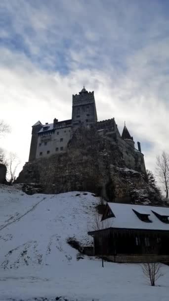 冬の雪の日 ルーマニアのトランシルヴァニアでドラキュラ城として知られるブラン城を訪れてください — ストック動画