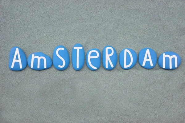 Amsterdam Hauptstadt Der Niederlande Bestehend Aus Handbemalten Blauen Steinbuchstaben Über — Stockfoto