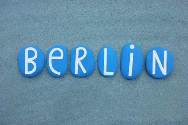 Berlin Niemcy Stolica Składa Się Niebieskich Liter Kamiennych Nad Zielonym — Zdjęcie stockowe