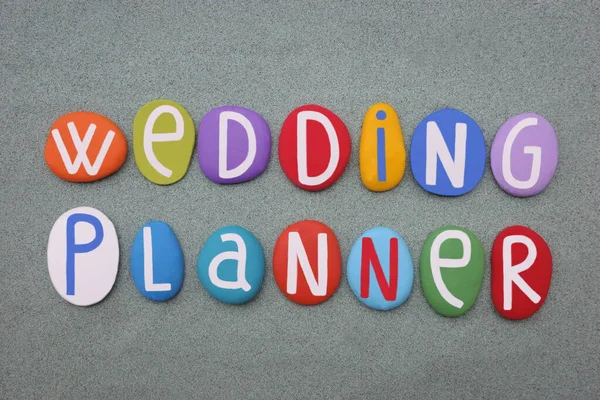 Wedding Planner Profesjonalna Nazwa Skomponowana Wielobarwnych Kamiennych Liter Zielonym Piasku — Zdjęcie stockowe