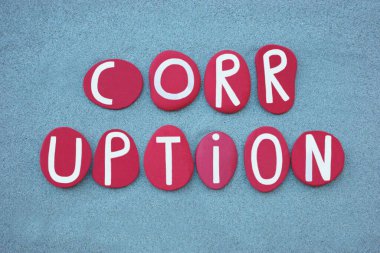 Yolsuzluk, özel kazanç için güvenilen gücün kötüye kullanılması, yeşil kum üzerinde kırmızı renkli taş harflerle oluşturulmuş yaratıcı kompozisyon.