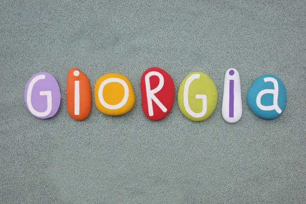 Giorgia Weiblicher Vorname Bestehend Aus Mehrfarbigen Steinbuchstaben Über Grünem Sand — Stockfoto