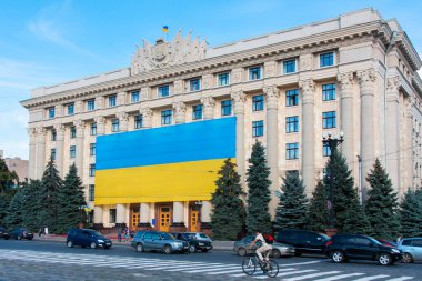 Kharkiv, Ukrayna - 23 Ağustos 2016: Özgürlük Meydanı 'nda dev bir Ukrayna bayrağıyla Harkiv Bölgesel Konseyi. Ukrayna Harkov. Bölgesel yönetim merkezi.
