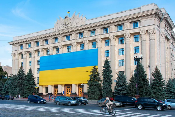 Kharkiv, Ukrayna - 23 Ağustos 2016: Özgürlük Meydanı 'nda dev bir Ukrayna bayrağıyla Harkiv Bölgesel Konseyi. Ukrayna Harkov. Bölgesel yönetim merkezi.