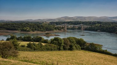 Menai asma köprüsü, Anglesey adası ile Galler anakarası trafiği taşıyan bir asma köprüdür..