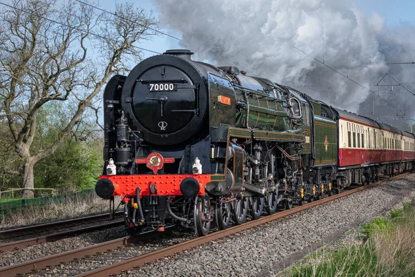 Class Steam Locomotive Named Britannia Steams Camera Letting Steam Smoke — Fotografia de Stock