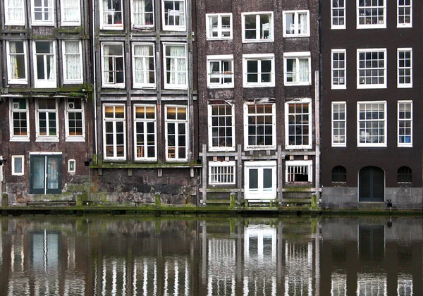Janelas de um edifício em Amsterdã — Fotografia de Stock