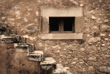 eski duvar ve bir merdiven