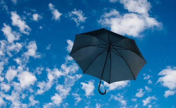 Fekete esernyő ellen egy felhős ég — Stock Fotó