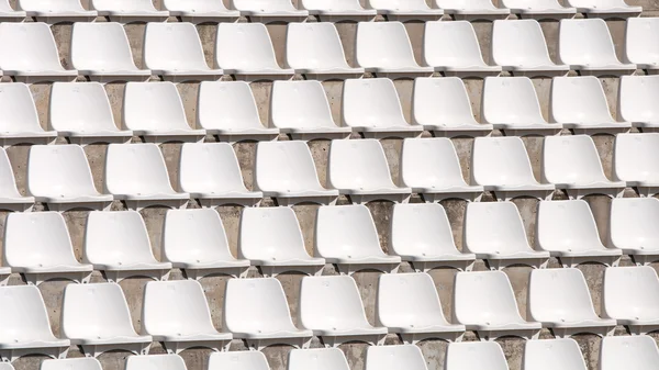 Cadeiras de estádio brancas vazias em uma fileira — Fotografia de Stock
