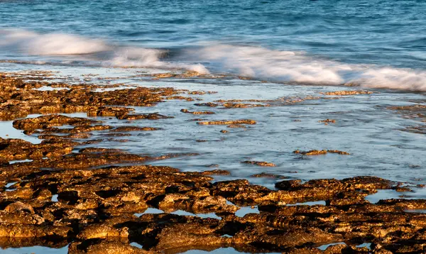 Rotsachtig strand — Stockfoto