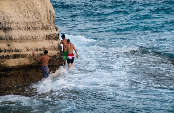 Teenager-Jungen auf dem Meer — Stockfoto