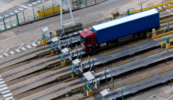 Camion su un porto — Foto Stock