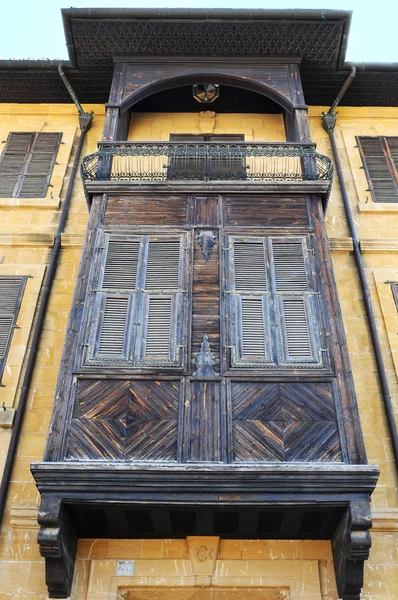 Alter Balkon und traditionelles Holzfenster. — Stockfoto