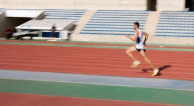 Koşu pistinde bir atlet