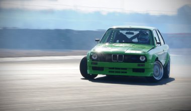 Araba yarış pistinde drifting