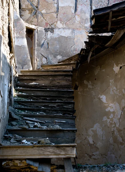 Verlassene beschädigte Treppe — Stockfoto