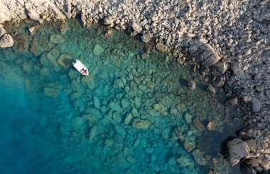 Cape Greko yarımadalarının insansız hava aracı fotoğrafı. Okyanusta bir tekne