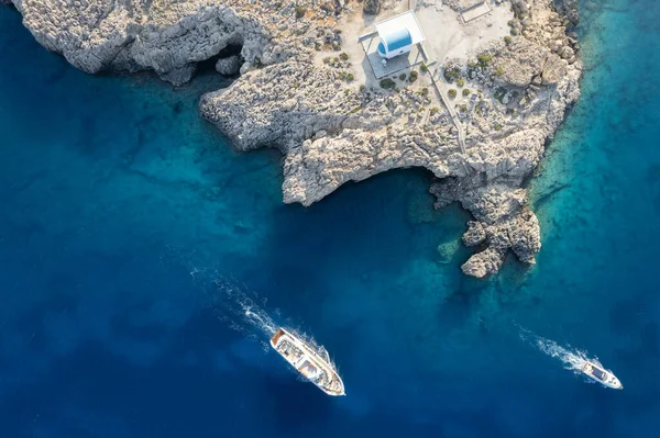 Drone flygfoto av Cape Greko halvön med Agioi Anargyroi kyrkan på klipporna. Kryssning turistiska båtar segling. — Stockfoto