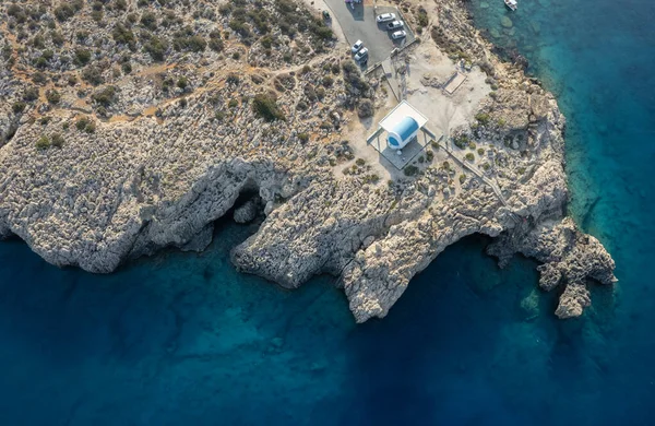 Drone antenn Cape Greko halvön. Agioi Anargyroi kyrka på klipporna. Kryssning turistiska båtar seglar Cypern. — Stockfoto