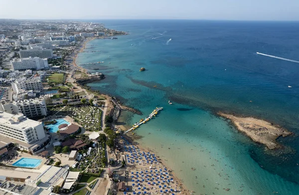 Photographie aérienne par drone de la plage de la baie des figuiers. Vacances d'été cyprus. — Photo