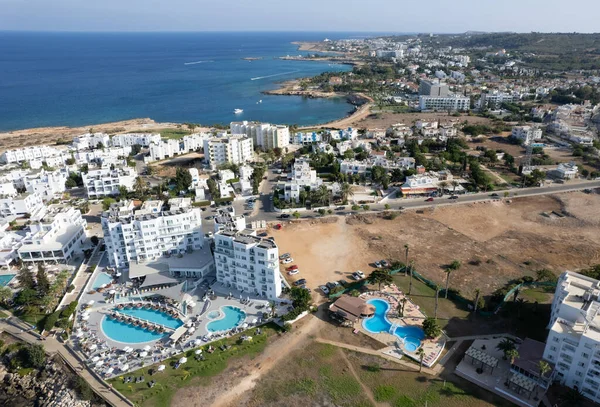 Снимок пляжа в бухте инжира с беспилотника. Летние каникулы на Кипре. — стоковое фото