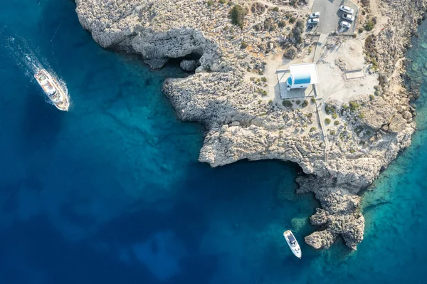 Drone flygfoto av Cape Greko halvön med Agioi Anargyroi kyrkan på klipporna. Kryssning turistiska båtar segling. — Stockfoto