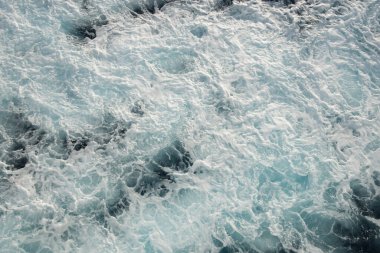 Okyanus yüzeyinde dalgalar var. Mavi su arkaplanı