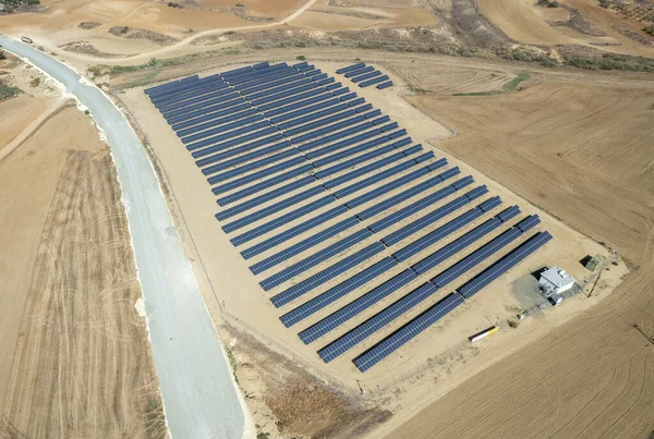 Vista aérea del dron de la granja fotovoltaica del panel solar. Energía renovable alternativa: ahorro de medio ambiente, —  Fotos de Stock