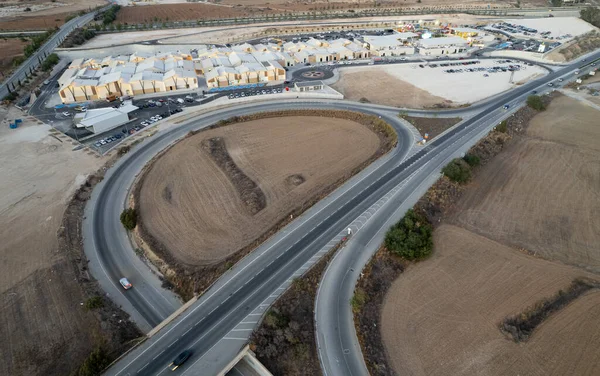 Vista aérea do drone de uma junção motorwat projetado moderno. Transporte rodoviário no shopping center. — Fotografia de Stock