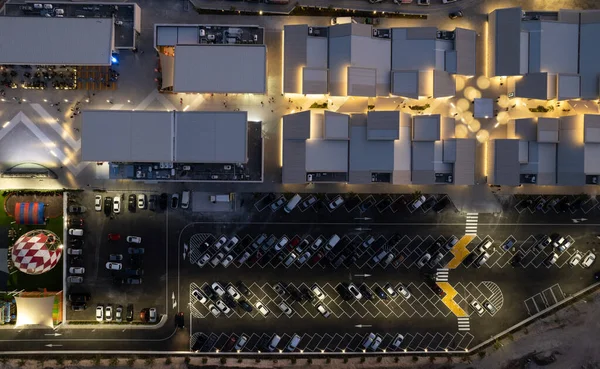 Drone vista aerea di parcheggi con auto di notte. Parcheggio affollato del centro commerciale. — Foto Stock