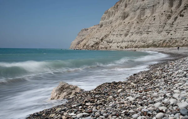 Tomma sten tropiska stranden under vita klippor mot blå himmel. — Stockfoto