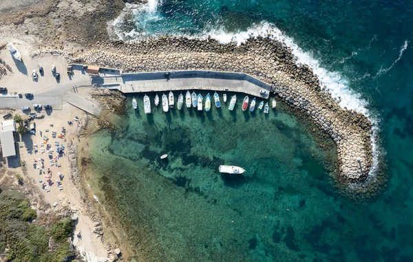 Letecký pohled na rybářské čluny kotvící v přístavu. kotvící na vlnolamu. — Stock fotografie