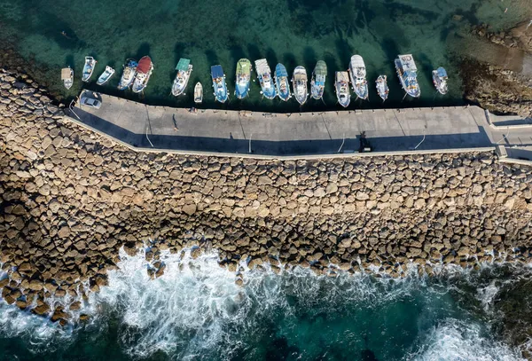 Flygdrönare utsikt över fiskebåtar förtöjda vid hamnen. förtöjd vid vågbrytare. — Stockfoto