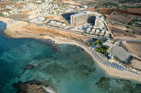 Drone vue aérienne d'une station de vacances et du littoral avec de l'eau de mer turquoise. — Photo