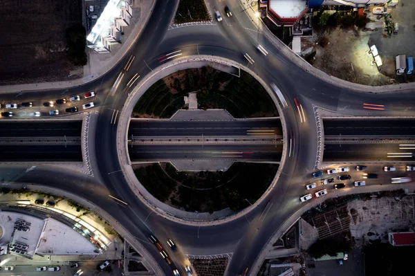 Draufsicht aus der Luft auf einen modernen Autobahnkreuz-Kreisverkehr mit fahrenden Autos. Verkehrsinfrastruktur, — Stockfoto
