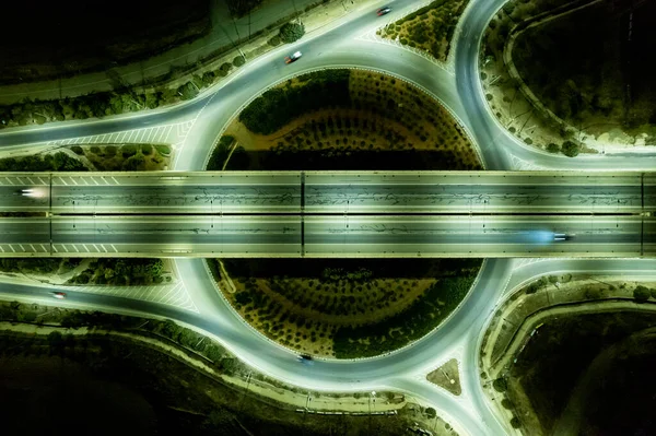 Vista superior do drone aéreo de uma rotunda de junção de auto-estrada moderna com carros em movimento. Infra-estruturas de transporte, — Fotografia de Stock