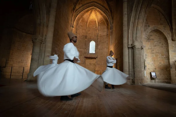 Grupo de Derviches realizando el tradicional y religioso baile giratorio o Sufi girando —  Fotos de Stock