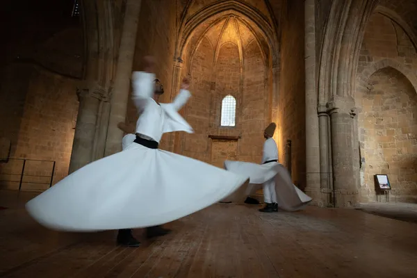 Grupo de Derviches realizando el tradicional y religioso baile giratorio o Sufi girando —  Fotos de Stock