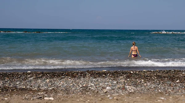 Unerkannte junge aktive Frau mit Badeanzug im Meer zum Schwimmen. Sommerferien — Stockfoto