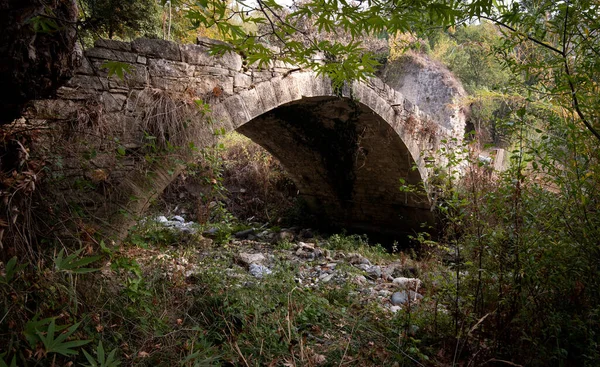 Ancient venetian medieval stoned bridge in the forest in autumn. — Stock Photo, Image